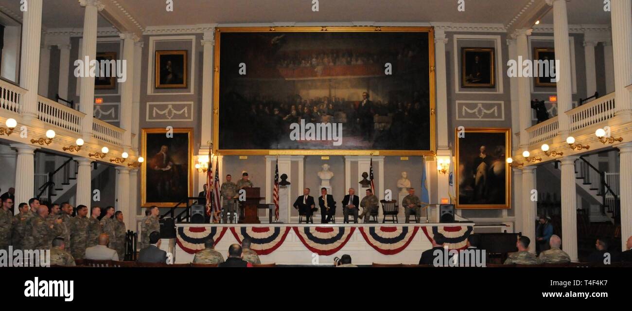 Les élus et les dirigeants supérieurs de l'armée a aidé à lancer l'armée américaine first Semaine de l'armée à Boston le 8 avril avec un événement au centre historique Faneuil Hall. La Semaine de l'armée - Boston est un effort de sensibilisation communautaire Armée Total pour connecter la communauté de Boston et ses citoyens avec l'armée qu'ils n'ont pas encore rencontré. Banque D'Images