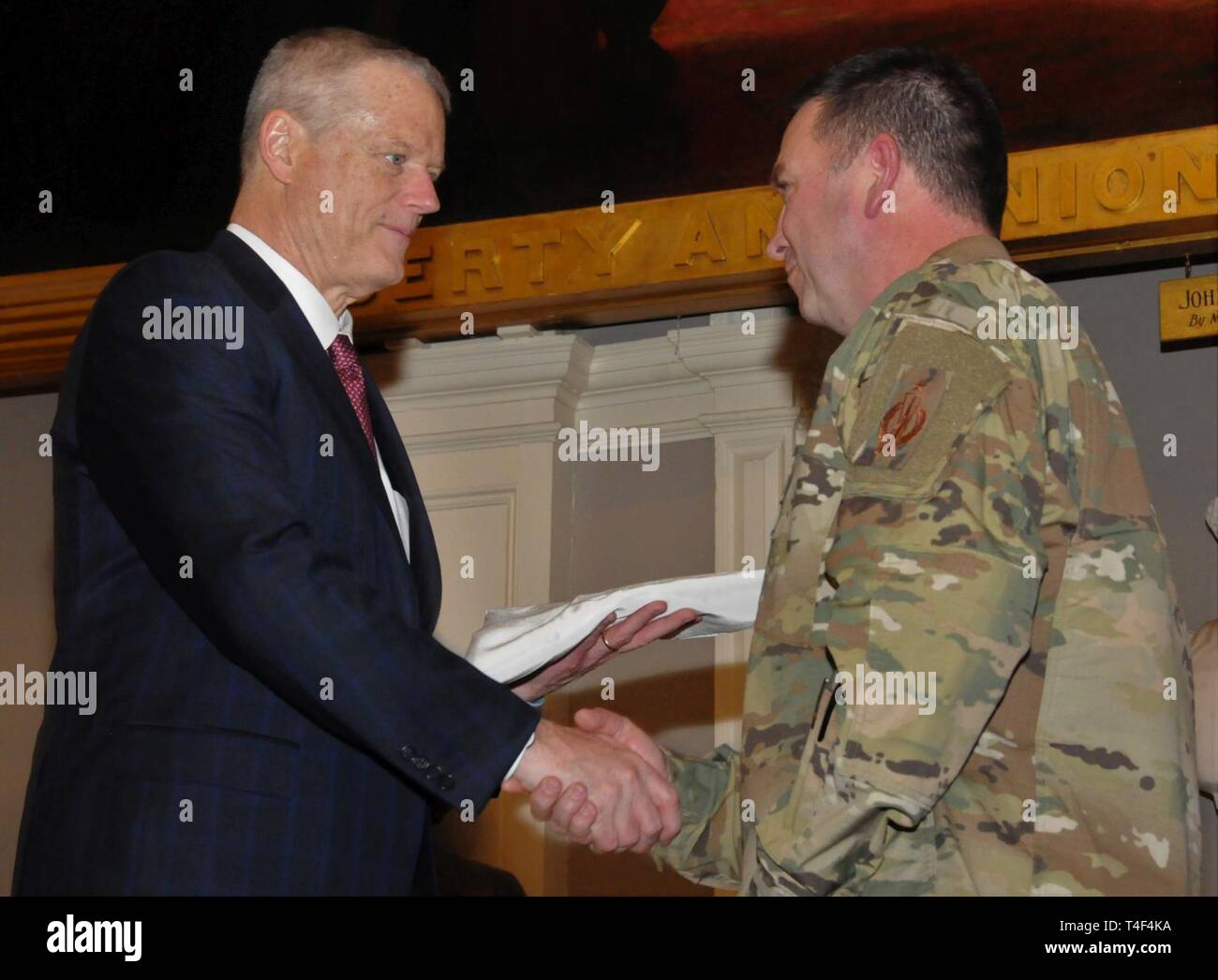 Gouverneur du Massachusetts Charlie Baker, à gauche, reçoit un drapeau de Major-général Gary Keefe, adjudant général de la Garde nationale du Massachusetts, au cours de l'événement de lancement le 8 avril pour l'armée américaine first Semaine de l'armée dans la région de Boston. La Semaine de l'armée - Boston est un effort de sensibilisation communautaire Armée Total pour connecter la communauté de Boston et ses citoyens avec l'armée qu'ils n'ont pas encore rencontré. Banque D'Images