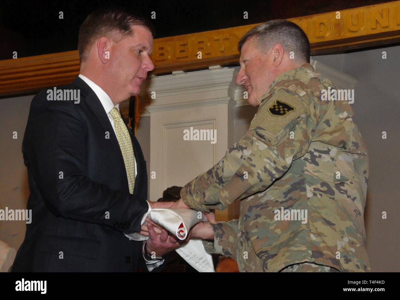 Le maire de Boston Martin J. Walsh, à gauche, reçoit un drapeau de Major-général Mark W. Palzer, général commandant de l'armée américaine de la 99e division de réserve de l'état de préparation, au cours de l'événement de lancement le 8 avril pour l'armée américaine first Semaine de l'armée dans la région de Boston. La Semaine de l'armée - Boston est un effort de sensibilisation communautaire Armée Total pour connecter la communauté de Boston et ses citoyens avec l'armée qu'ils n'ont pas encore rencontré. Banque D'Images