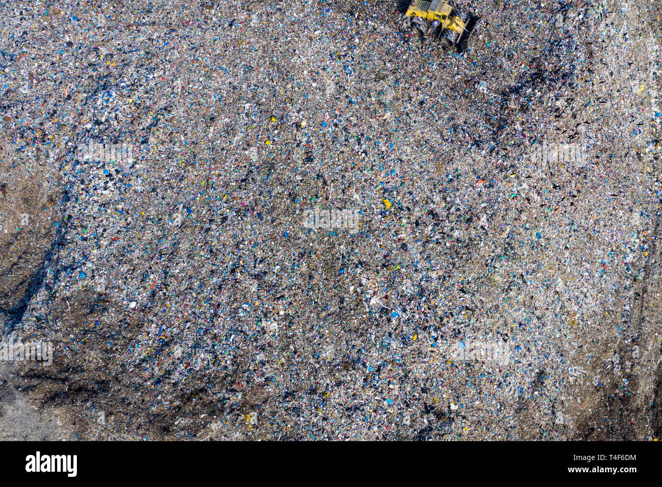 Vue aérienne de grand bourdon haut tas d'ordures, déchets, déchets, enfouissement de vidage de ménage site d'immersion, la machine excavatrice travaille sur une montagne de ga Banque D'Images
