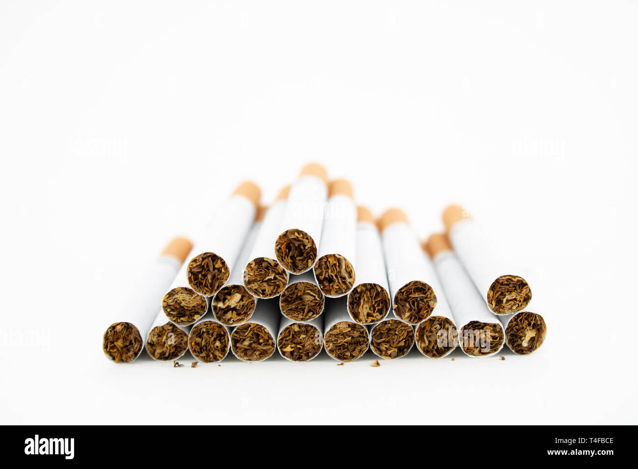 Paquet de cigarettes sur fond blanc. Des cigarettes à bout filtre. Le tabac peut causer de nombreux dommages à l'organisme. Banque D'Images