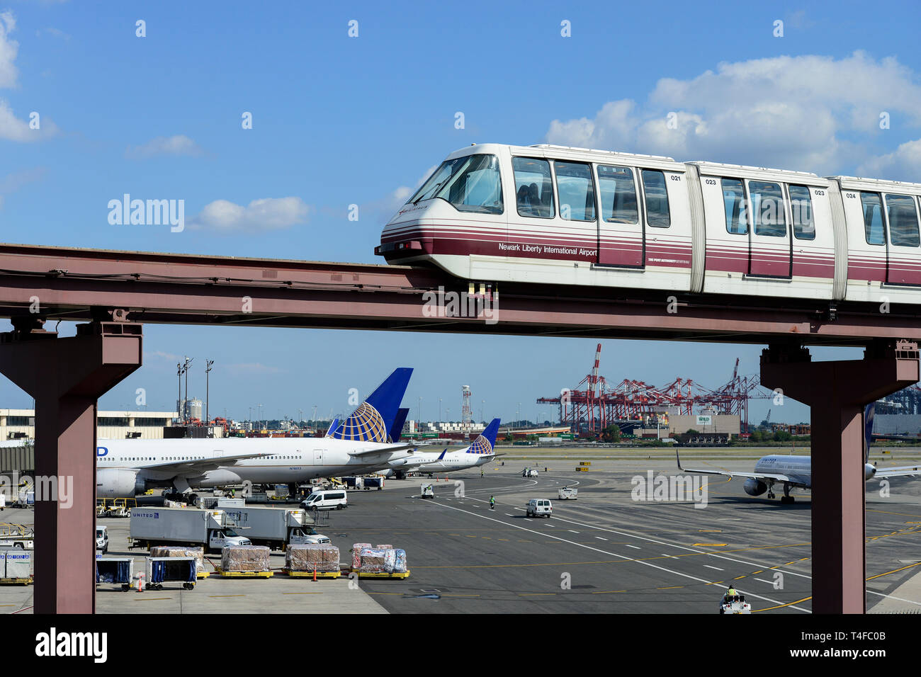 USA, New York City, l'aéroport de Newark, skytrain, train et Boeing d'United Airlines à la porte Banque D'Images