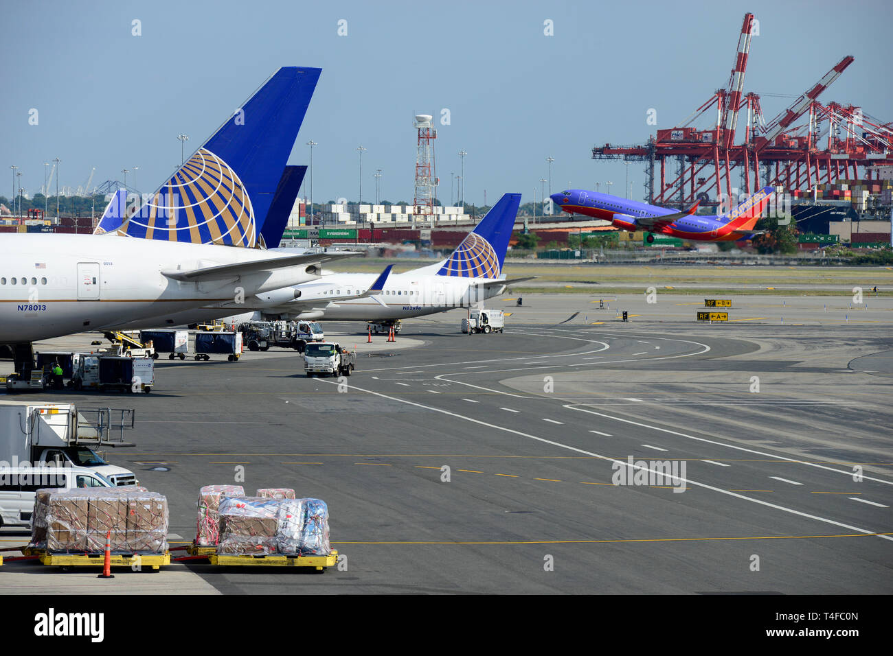 USA, New York City, l'aéroport de Newark, Boeing d'United Airlines à la porte, à partir d'avion sud-ouest Banque D'Images