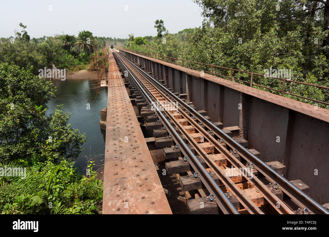 Les opérations ferroviaires et portuaires pour la gestion et le transport de minerai de fer. Pont ferroviaire sur la rivière près de Port Loko en train de minerai avec révision approche. Banque D'Images