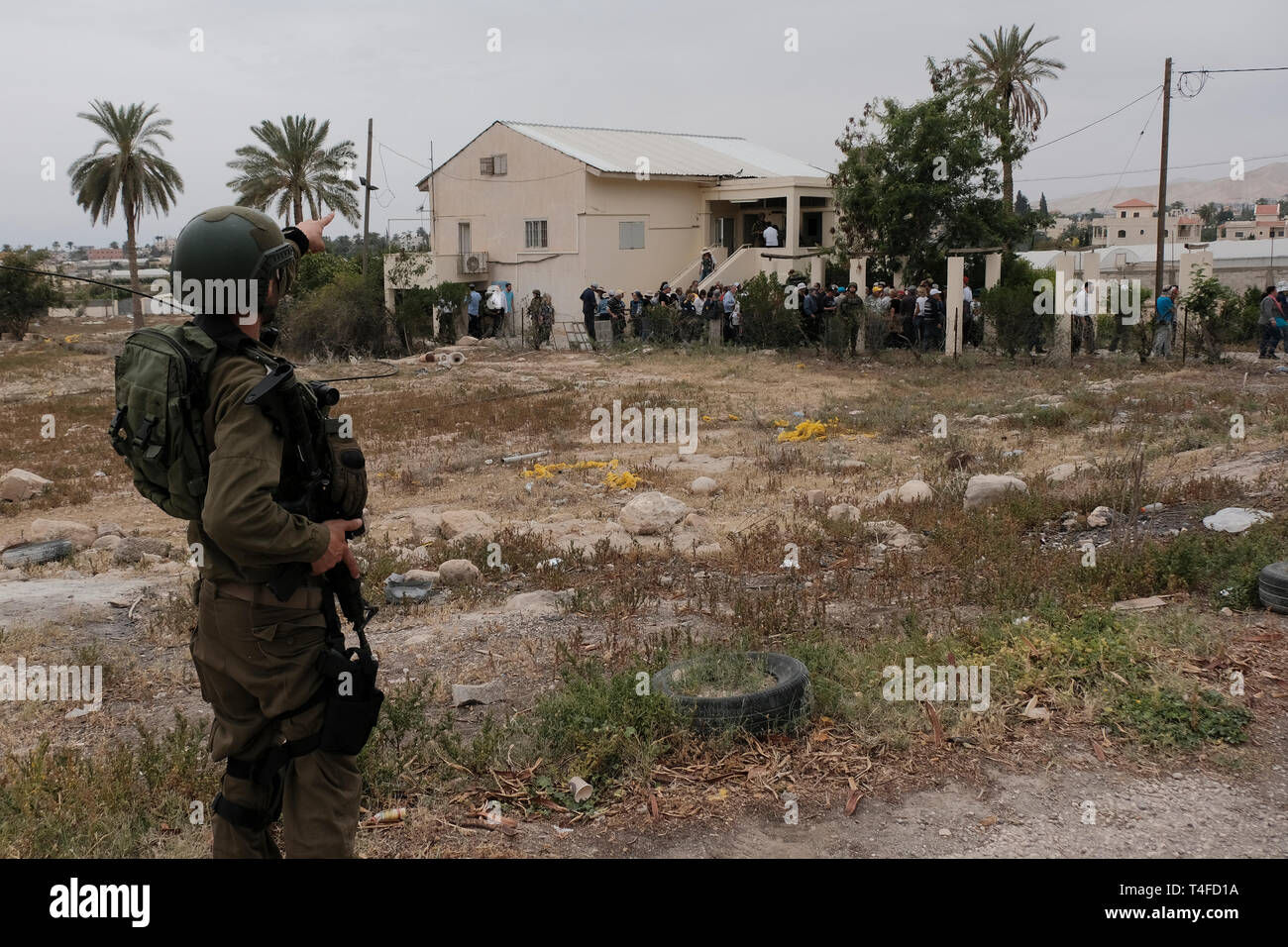 Le soldat israélien du bataillon de Lavi HaBik'a qui opère dans la vallée  du Sud du Jourdain garde les visiteurs juifs entrant dans la maison qui a  été construite par des Palestiniens