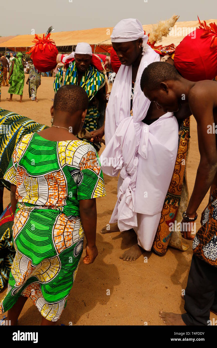 Festival vaudou de Ouidah au Bénin, à la plage, rituels, danses, chantant et jouant de la musique. Banque D'Images
