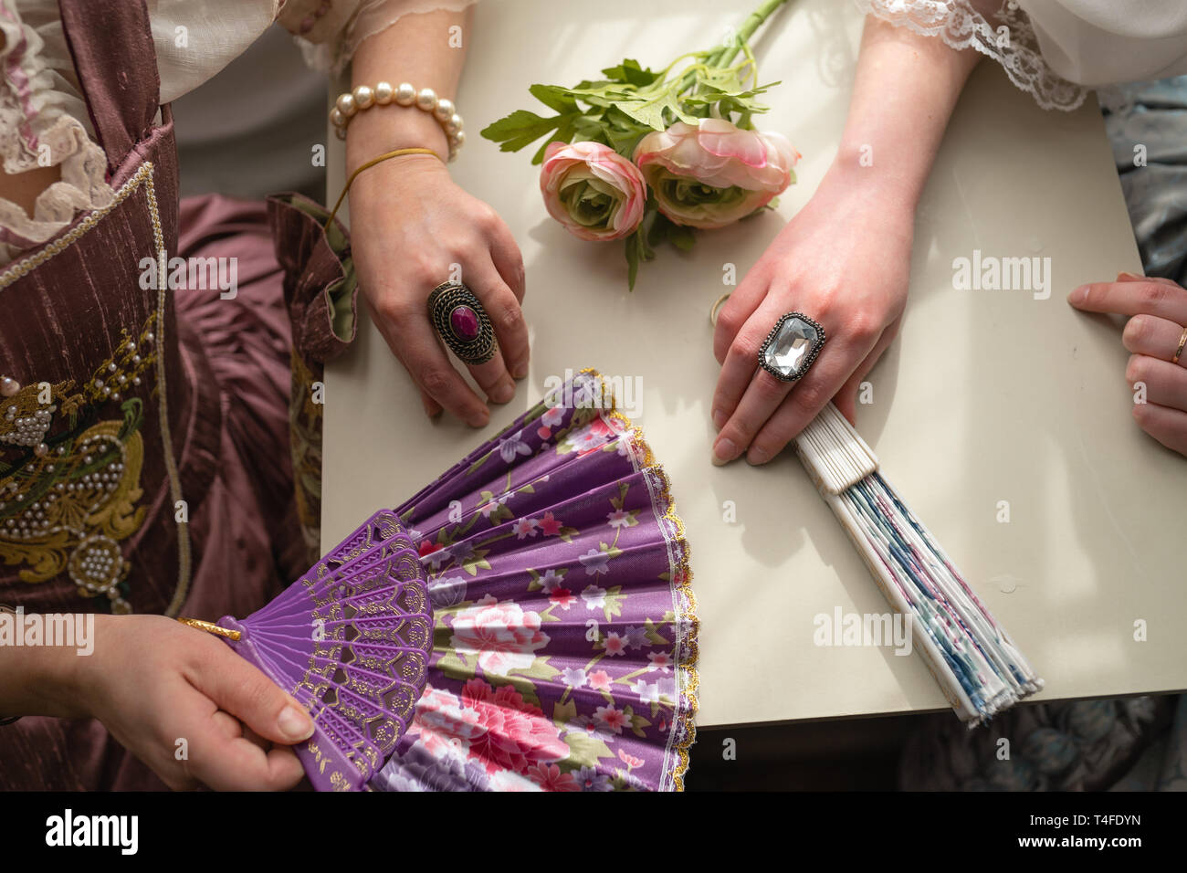 Style rétro balle médiévale royale - Majestic Palace avec de magnifiques personnes habillées en roi et reine robes d'amis avec des accessoires tels que ventilateur et Banque D'Images