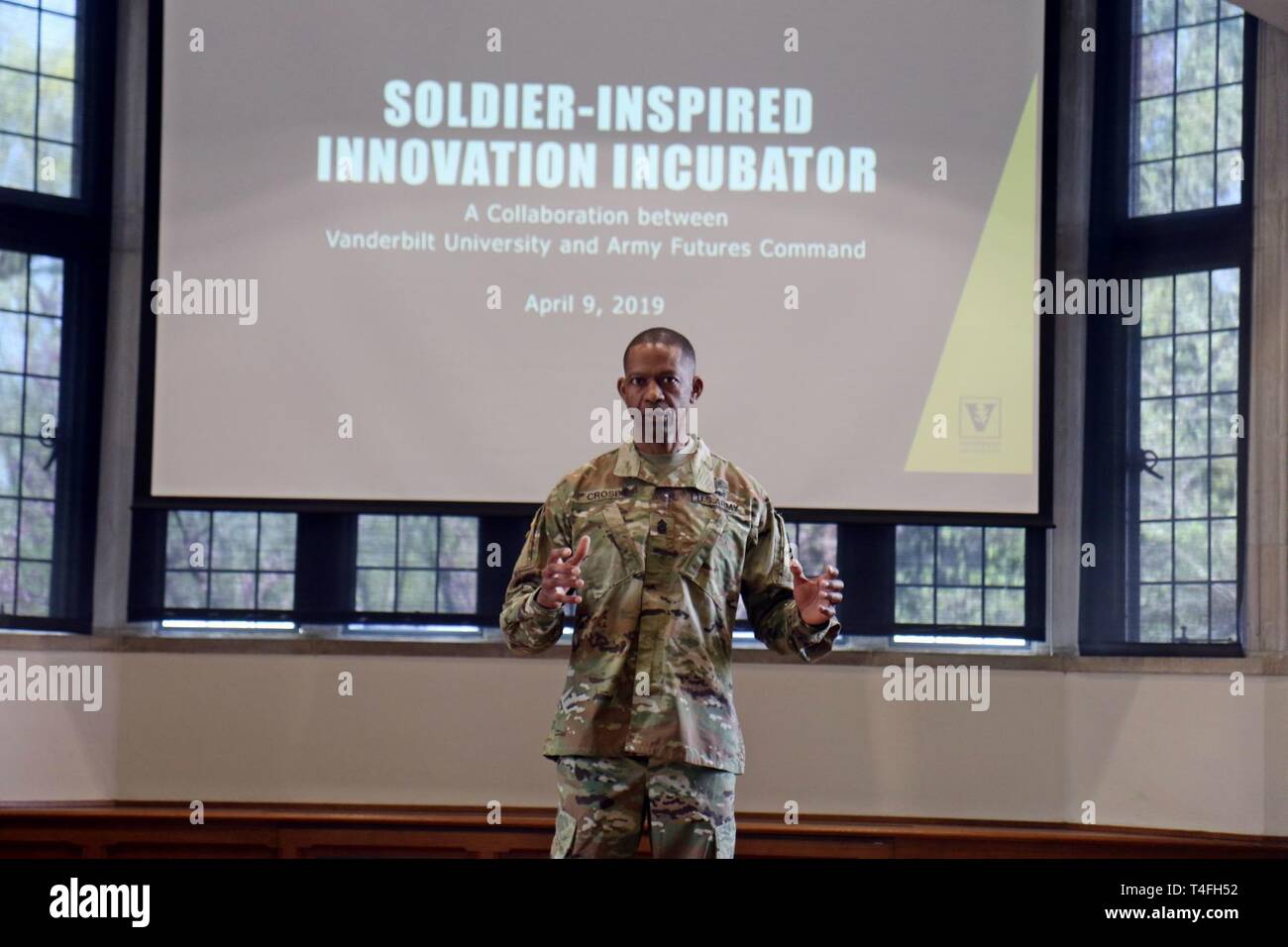 Le Sgt commande. Le major Michael Crosby, le conseiller principal a fait appel pour l'avenir de l'Armée de terre commande, parle à une collection de leaders de la 3e Brigade Combat Team, 101st Airborne Division (Air Assault) et des professeurs de l'université Vanderbilt sur Soldier-Inspired l'Innovation à l'Alumni Hall Avril 9. La conférence a eu lieu peu après la signature de l'Accord de partenariat entre l'éducation à terme et commande l'Armée de Vanderbilt. ( Banque D'Images Le Sgt commande. Le major Michael Crosby, le conseiller principal a fait appel pour l'avenir de l'Armée de terre commande, parle à une collection de leaders de la 3e Brigade Combat Team, 101st Airborne Division (Air Assault) et des professeurs de l'université Vanderbilt sur Soldier-Inspired l'Innovation à l'Alumni Hall Avril 9. La conférence a eu lieu peu après la signature de l'Accord de partenariat entre l'éducation à terme et commande l'Armée de Vanderbilt. ( Banque D'Images
