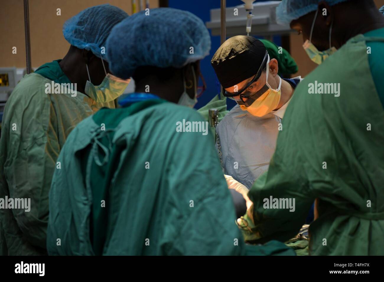 Le Major de l'armée américaine, Benjamin Franklin, chirurgien général affecté à l'armée, l'Hôpital communautaire de Martin effectue une avec des professionnels de la pancréatectomie sénégalais au cours de préparation à l'exercice médical de l'hôpital principal de 19-2 à Dakar, Sénégal, 10 avril 2019. Exercices de préparation médicale fournir un environnement réel où les professionnels de la médecine à la fois les militaires peuvent créer et renforcer la capacité de traitement médical et de la capacité de perfectionner leurs compétences dans des conditions médicales alternatives tout en apprenant des protocoles différents de leurs homologues. Banque D'Images