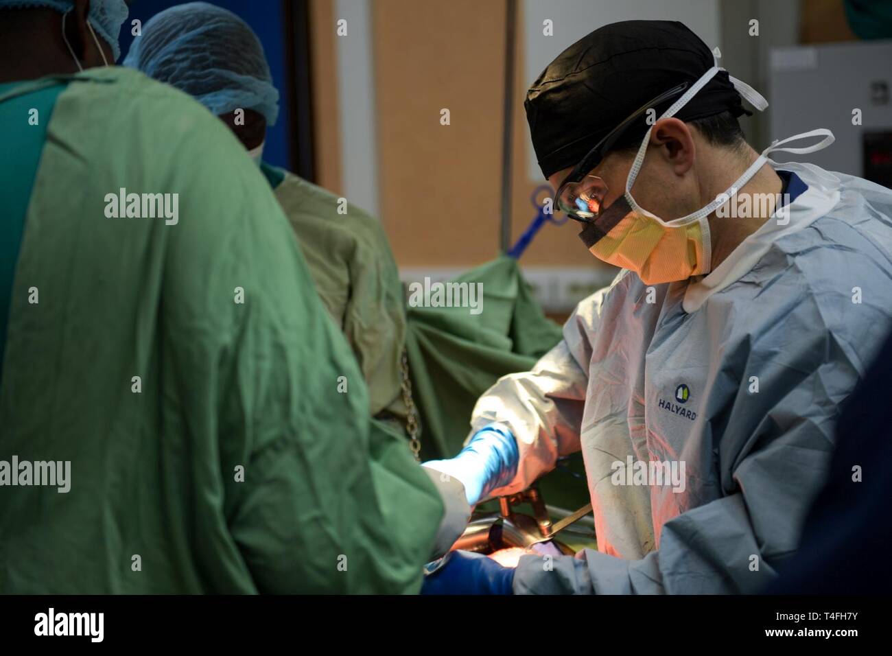 Le Major de l'armée américaine, Benjamin Franklin, chirurgien général affecté à l'armée, l'Hôpital communautaire de Martin effectue une avec des professionnels de la pancréatectomie sénégalais au cours de préparation à l'exercice médical de l'hôpital principal de 19-2 à Dakar, Sénégal, 10 avril 2019. Exercices de préparation médicale fournir un environnement réel où les professionnels de la médecine à la fois les militaires peuvent créer et renforcer la capacité de traitement médical et de la capacité de perfectionner leurs compétences dans des conditions médicales alternatives tout en apprenant des protocoles différents de leurs homologues. Banque D'Images