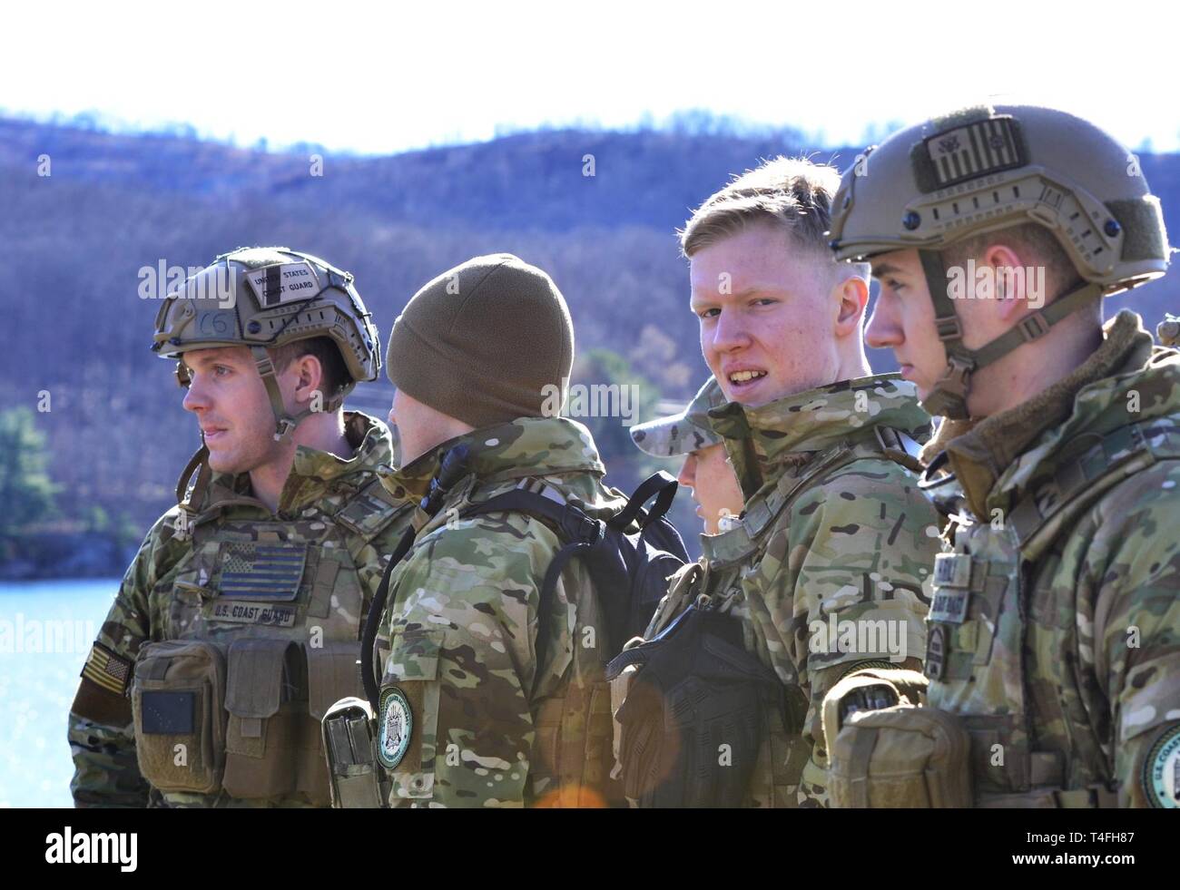 U.S. Coast Guard Academy Cadets, Texas, veille avant la formation sur un bateau léger Zodiac® dans le cadre de la préparation de la 51e compétition de Compétences Militaire de Sandhurst à West Point, New York, 12 et 13 avril. B-5573, un premier concours international de l'académie militaire qui a commencé en 1967, est un deux jours, environ 30 milles de course rempli d'en équipe et individuels des événements visant à promouvoir l'excellence militaire des futurs dirigeants à travers le monde. Cette année, 49 équipes provenant de plus de 12 pays participeront à la compétition, avec deux équipes en concurrence du Danemark et le Gre Banque D'Images