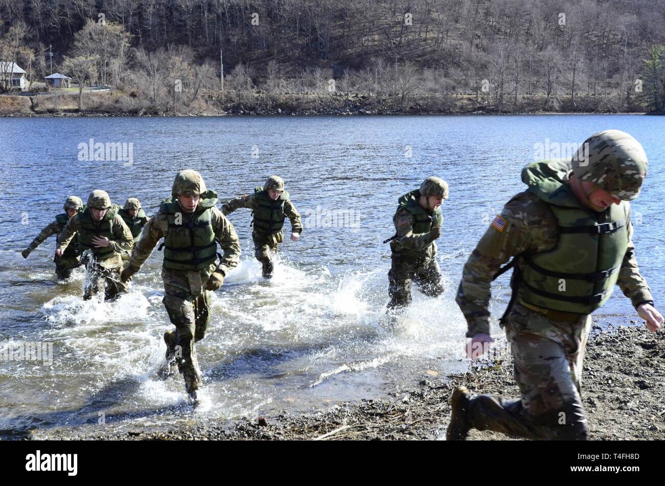 U.S. Army Corps de formation des officiers de la réserve de cadets de l'Université Lehigh, Bethlehem, Pennsylvanie exécuter sur rive après test de la profondeur de l'eau de Stillwell Lake, West Point, New York au cours de la formation en préparation à l'Académie militaire des États-Unis 51e du concours d'habiletés militaire de Sandhurst, 12 et 13 avril. B-5573, un premier concours international de l'académie militaire qui a commencé en 1967, est un deux jours, environ 30 milles de course rempli d'en équipe et individuels des événements visant à promouvoir l'excellence militaire des futurs dirigeants à travers le monde. Cette année, 49 équipes provenant de plus d'une douzaine de pays Banque D'Images