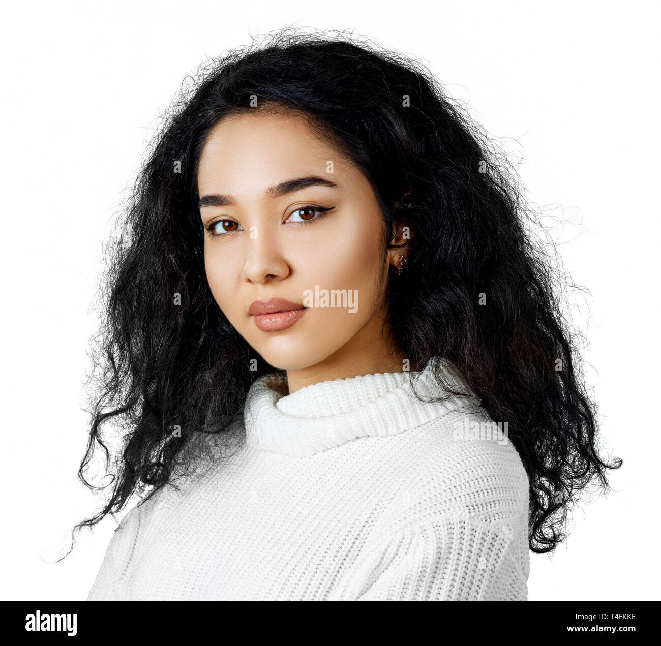 Jeune femme avec des cheveux noirs bouclés. Banque D'Images