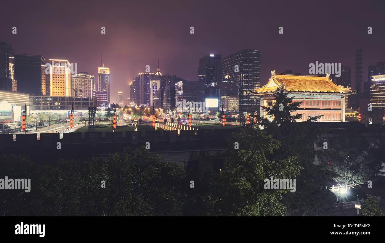 Xian skyline avec mur de la ville la nuit, couleur tonique photo, Chine. Banque D'Images