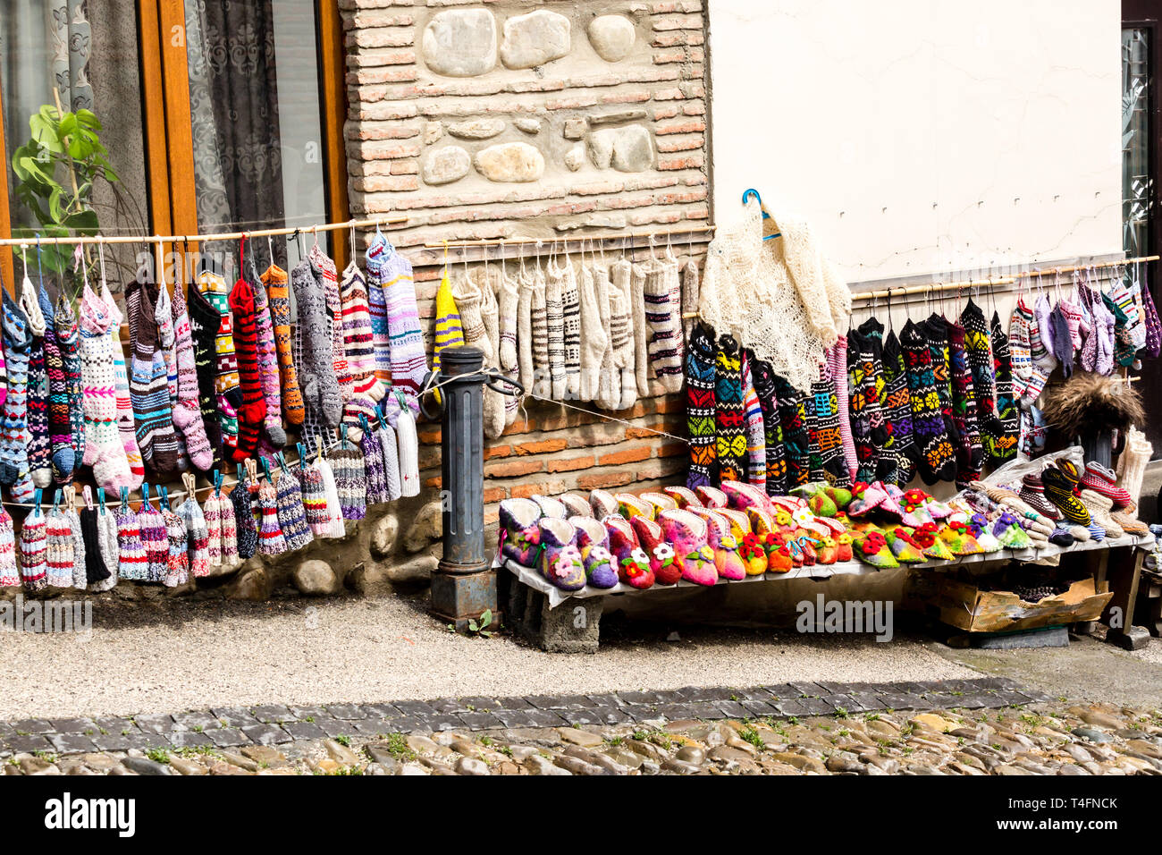 Marché de rue dans la ville de Signagi, des chaussettes, des chaussons de laine et des souvenirs de la vente sur la rue. La région de Kakheti, Géorgie Banque D'Images