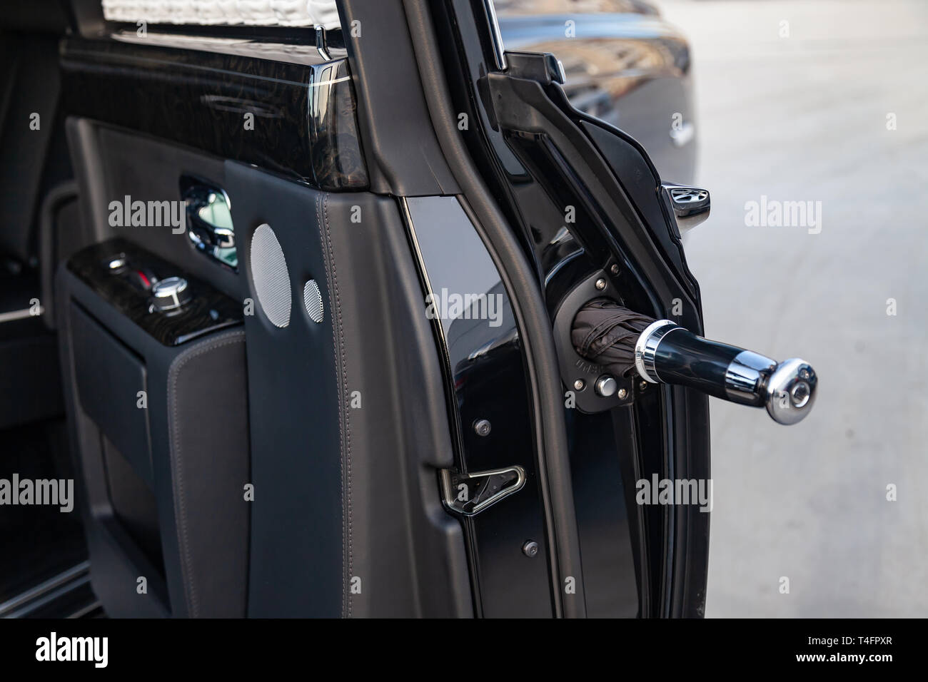 Novosibirsk, Russie - 04.11.2019 : ouvert des portes sur chrome avec  parapluie de nouveau une très chère de luxe Rolls Royce Phantom, une longue  voiture limousin noir Photo Stock - Alamy