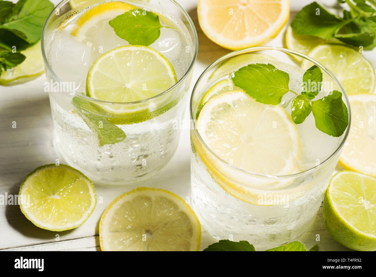 L'eau de chaux et de désintoxication avec menthe Banque D'Images
