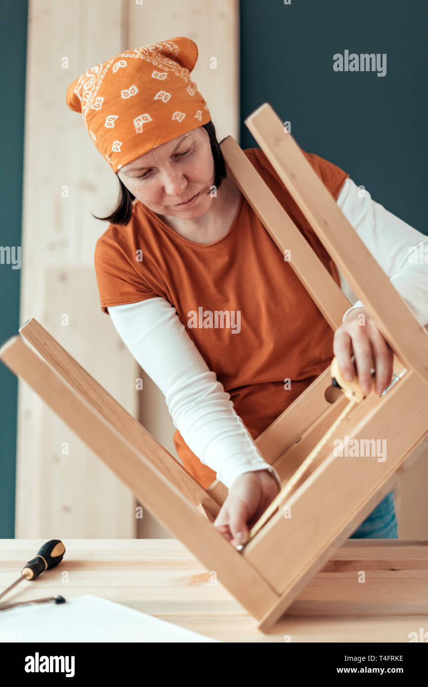 Female Carpenter Reparation Siege Chaise En Bois Dans La Petite Entreprise Atelier De Menuiserie Photo Stock Alamy