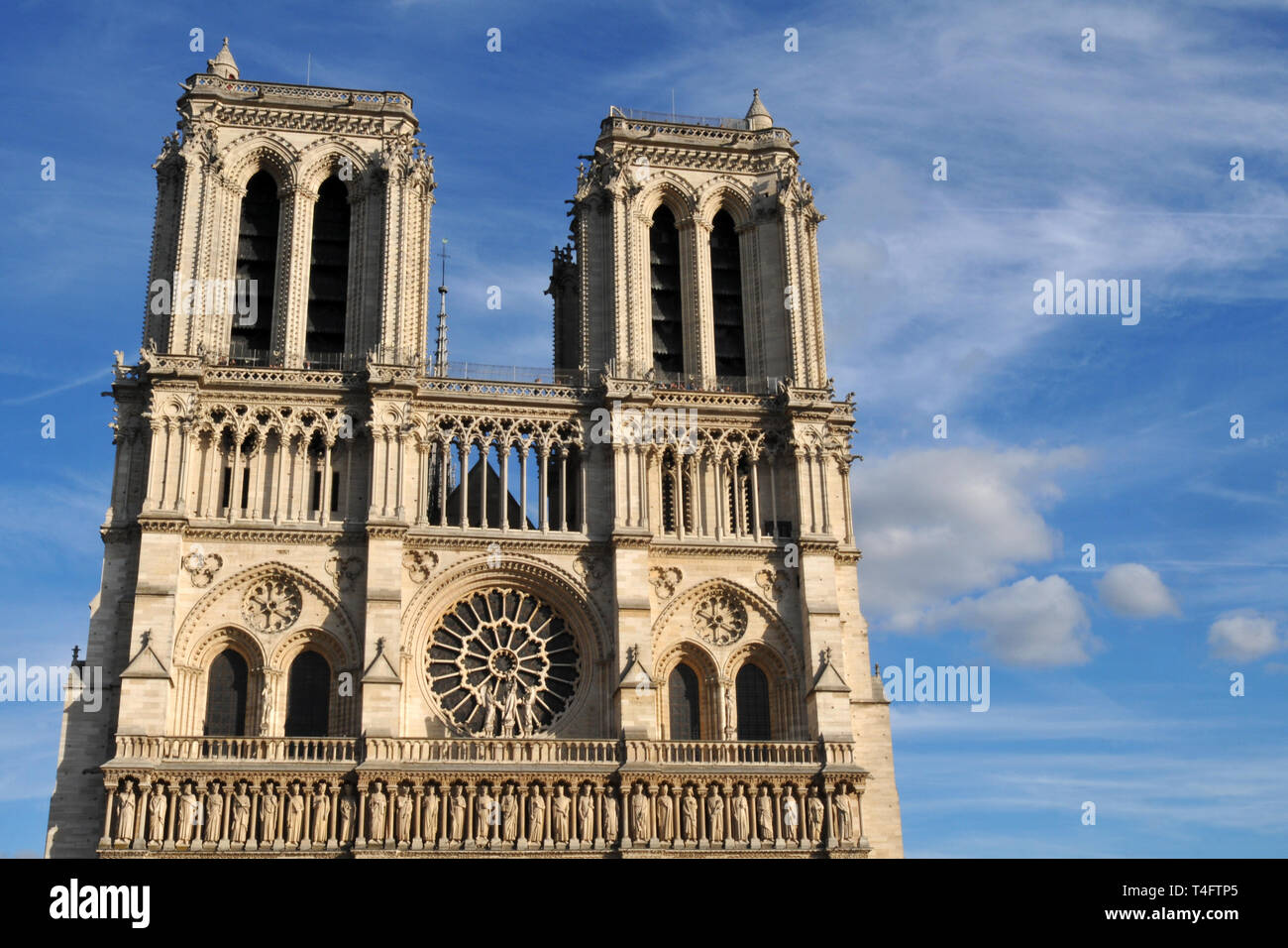 Vue extérieure de septembre 2018 de la cathédrale Notre-Dame de Paris. La construction sur le monument gothique français, un symbole de la ville, a commencé en 1163. Banque D'Images