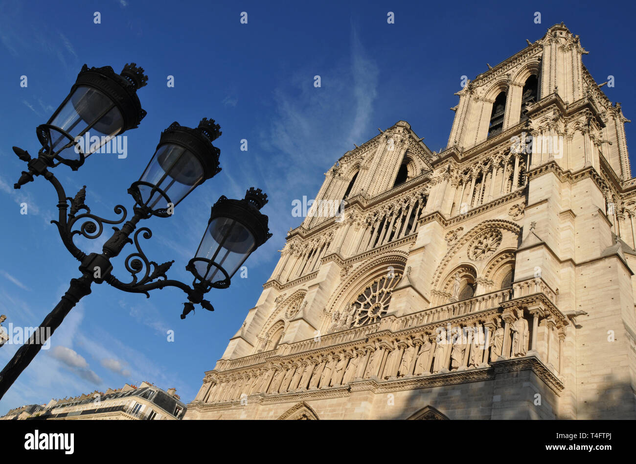 Vue extérieure de septembre 2018 de la cathédrale Notre-Dame de Paris. La construction sur le monument gothique français, un symbole de la ville, a commencé en 1163. Banque D'Images