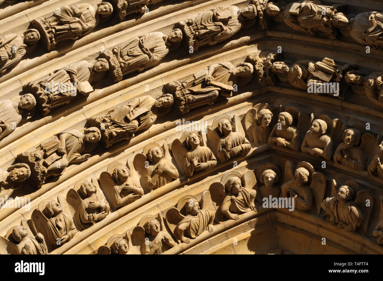 Détail de lignes de sculptures au-dessus d'un portail sur la façade ouest de la cathédrale Notre-Dame de Paris. La construction sur le monument gothique a commencé en 1163. Banque D'Images