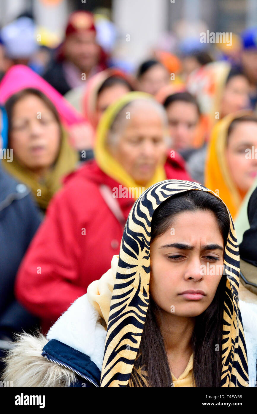 Gravesend, Kent, UK. Le Vaisakhi (ou Baisakhi / Vaishakhi / Vasakhi) festival Sikh annuel célébrant le Nouvel An pendjabi. 13 avril 2019. Jeune femme Banque D'Images