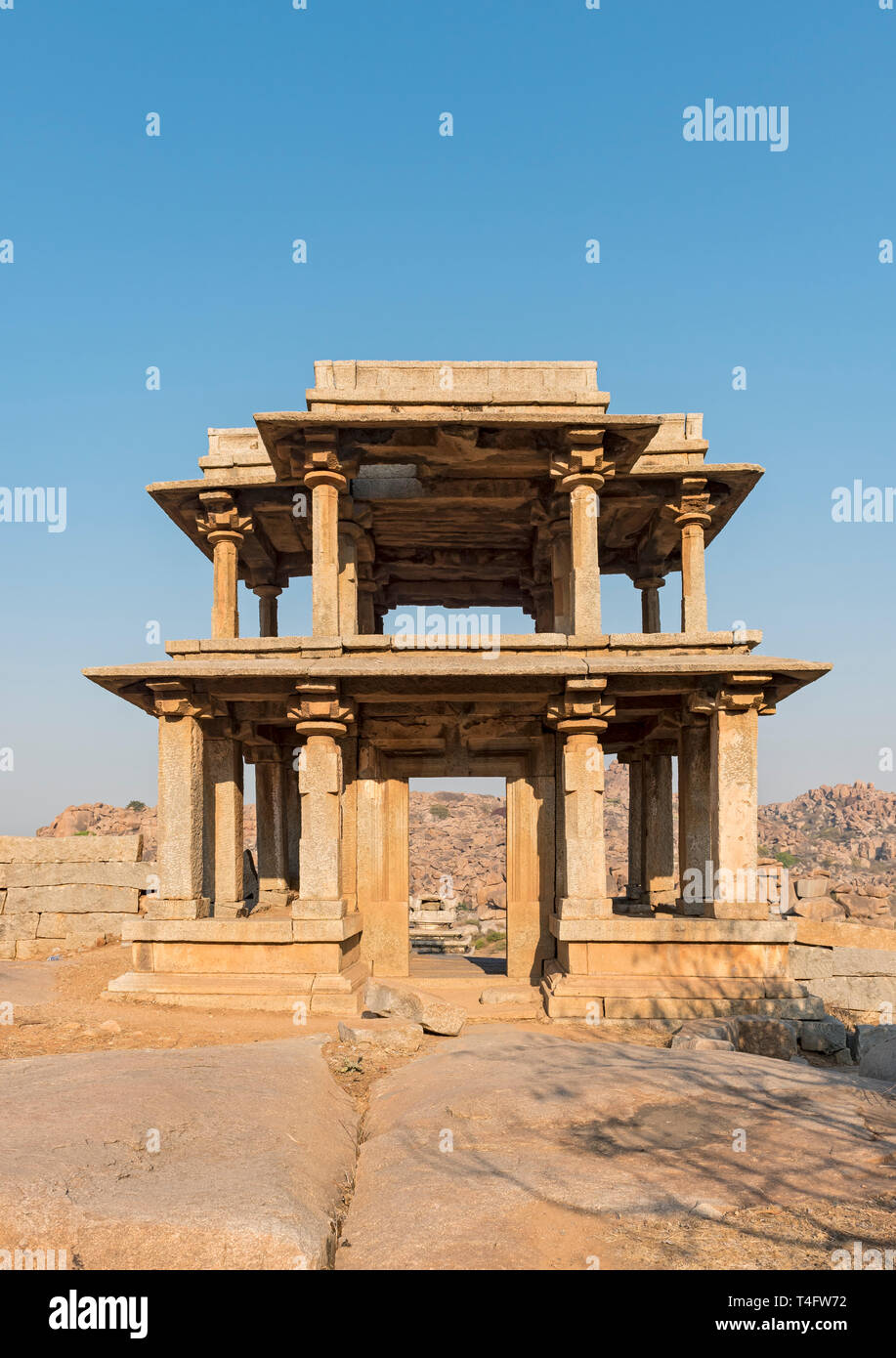 Passerelle à deux étages de Narasimha Temple à Hampi, Inde Banque D'Images