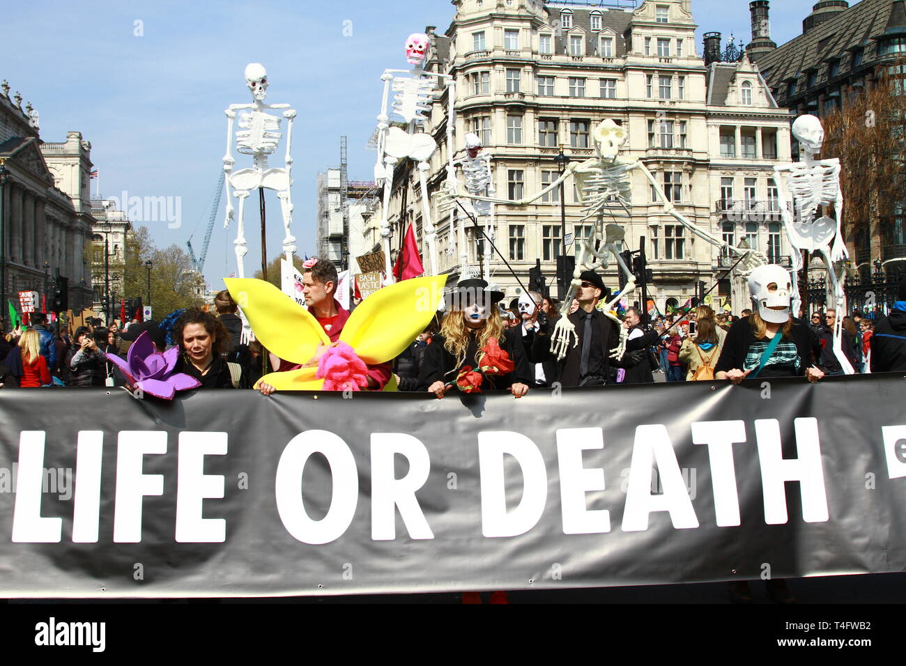 SIGNE DE VIE OU DE MORT DEVANT LA MANIFESTATION DE RÉBELLION D'EXTINCTION SUR LA PLACE DU PARLEMENT, LONDRES, LE 15TH AVRIL 2019.CHANGEMENT CLIMATIQUE. RÉCHAUFFEMENT DE LA PLANÈTE . POLLUTION. POLLUTION PLASTIQUE. L'ÉVIRONMENT. CONSERVATION. LES MODÈLES DE SQUELETTE HUMAIN ONT TENU ALOFT. PAGE DU PORTEFEUILLE DE RUSSELL MOORE. Banque D'Images