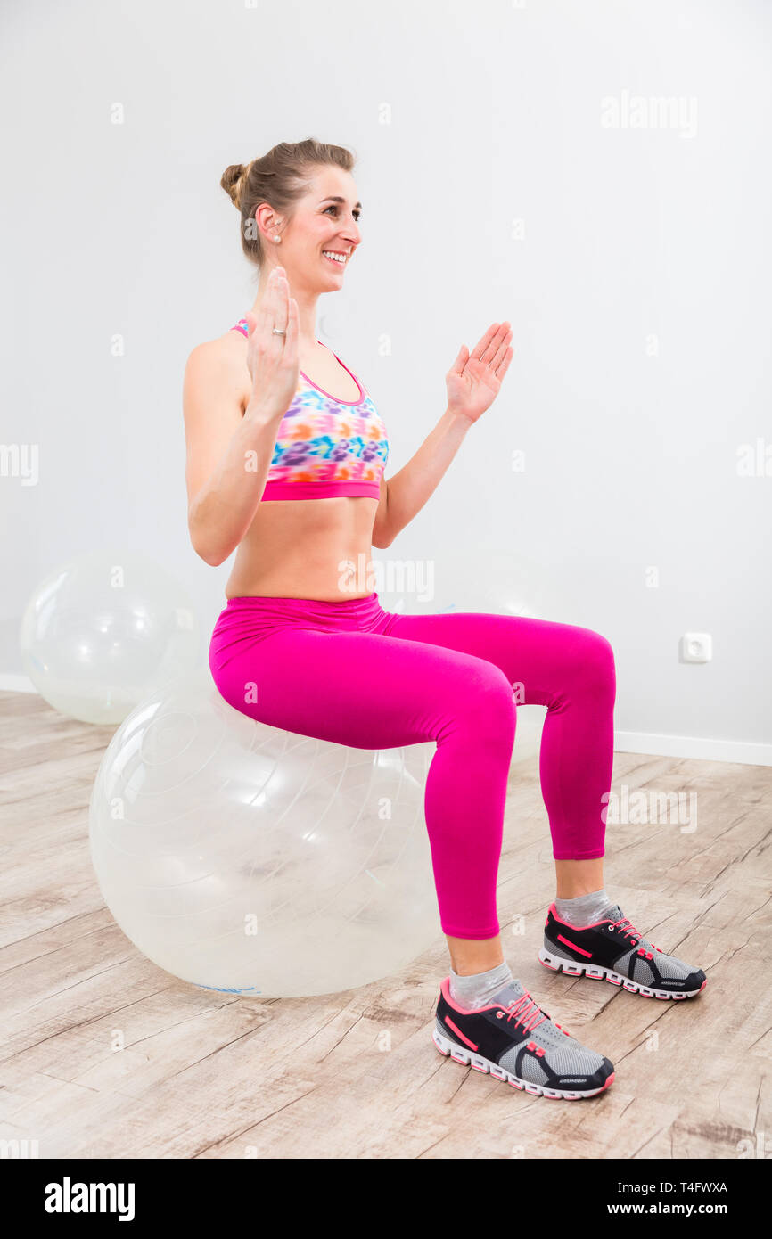 Fit young woman practicing yoga on pilates ball Banque D'Images