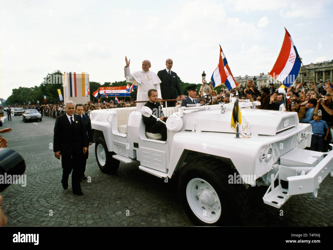 Le Pape Jean Paul II lors de sa visite historique à Paris en 1980 voyages en cortège de lumière avec un minimum de sécurité de voiture à toit ouvert Banque D'Images