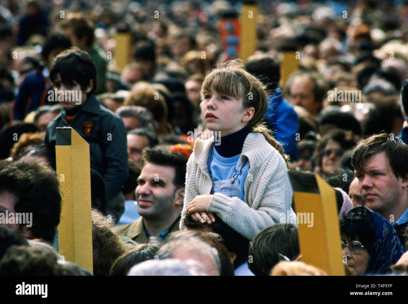 Enfant parmi les foule de pèlerins se sont réunis à Paris pour la visite du Pape Jean Paul II en France Banque D'Images