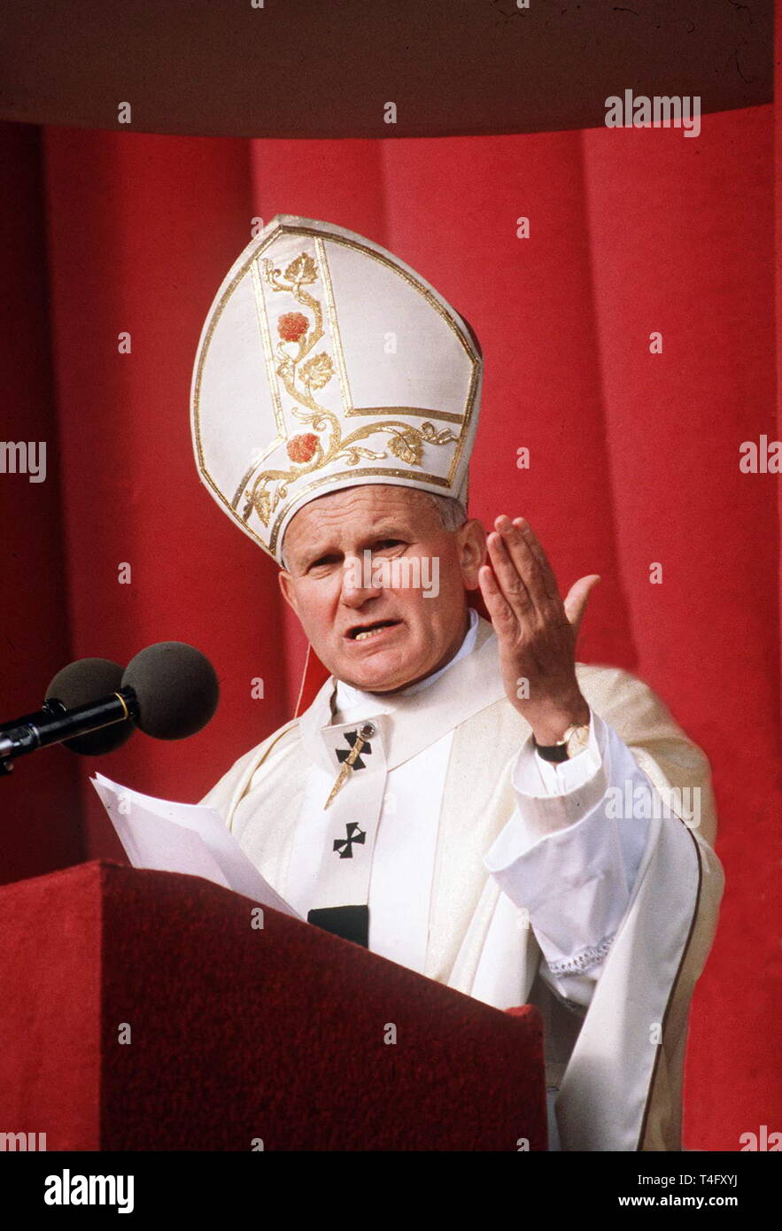 Le Pape Jean Paul II lors de sa visite historique à Paris en 1980 pèlerins adresses dans un discours à partir d'un podium tout en portant sa mitre papale et peignoirs Banque D'Images