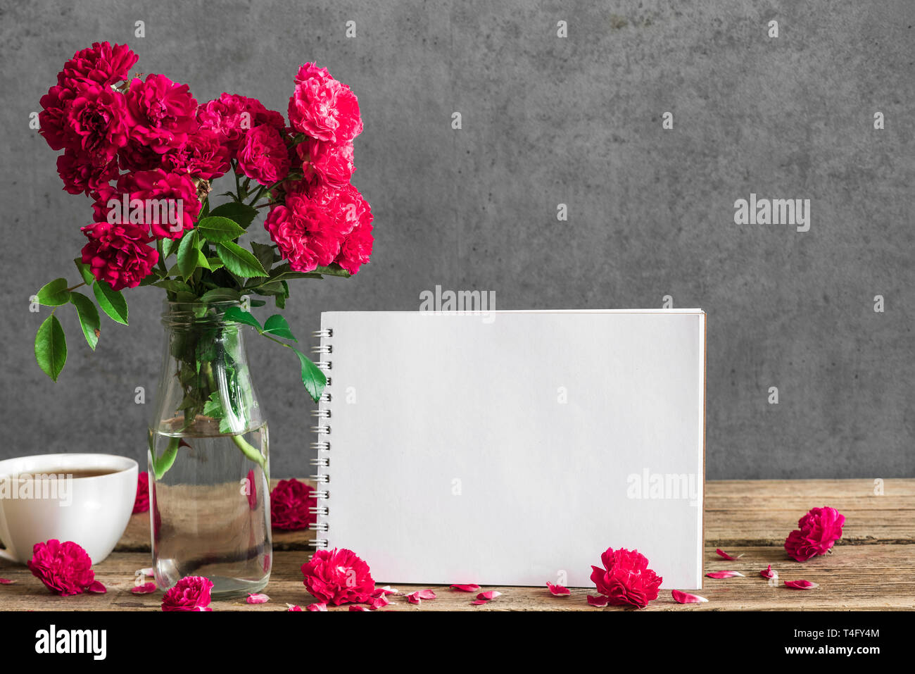 Carte de vœux en blanc et rose fleurs avec tasse de thé sur la table de bois rustique. maquette. mariage ou womens day concept. still life Banque D'Images