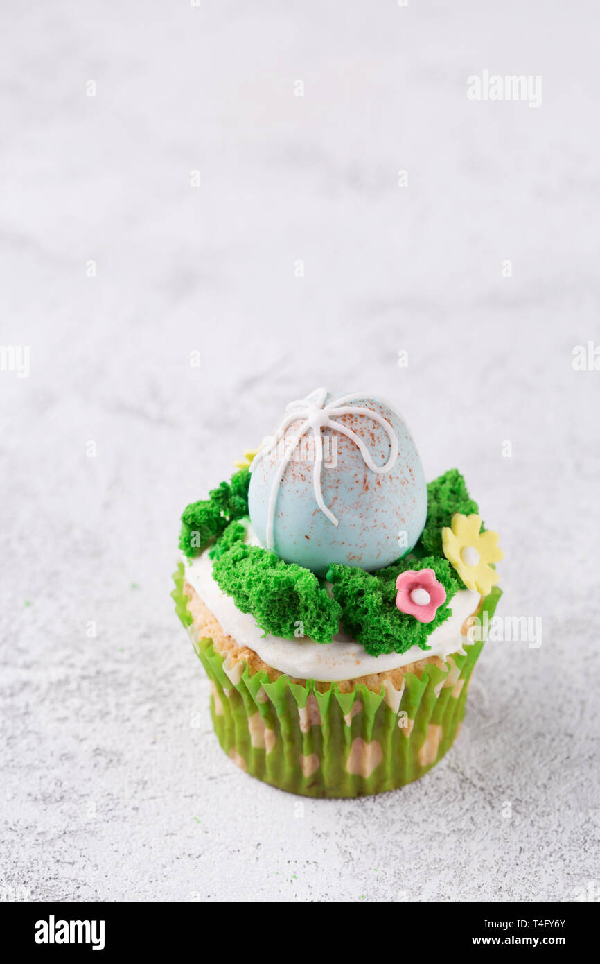 Cupcake décoré pour Pâques Banque D'Images