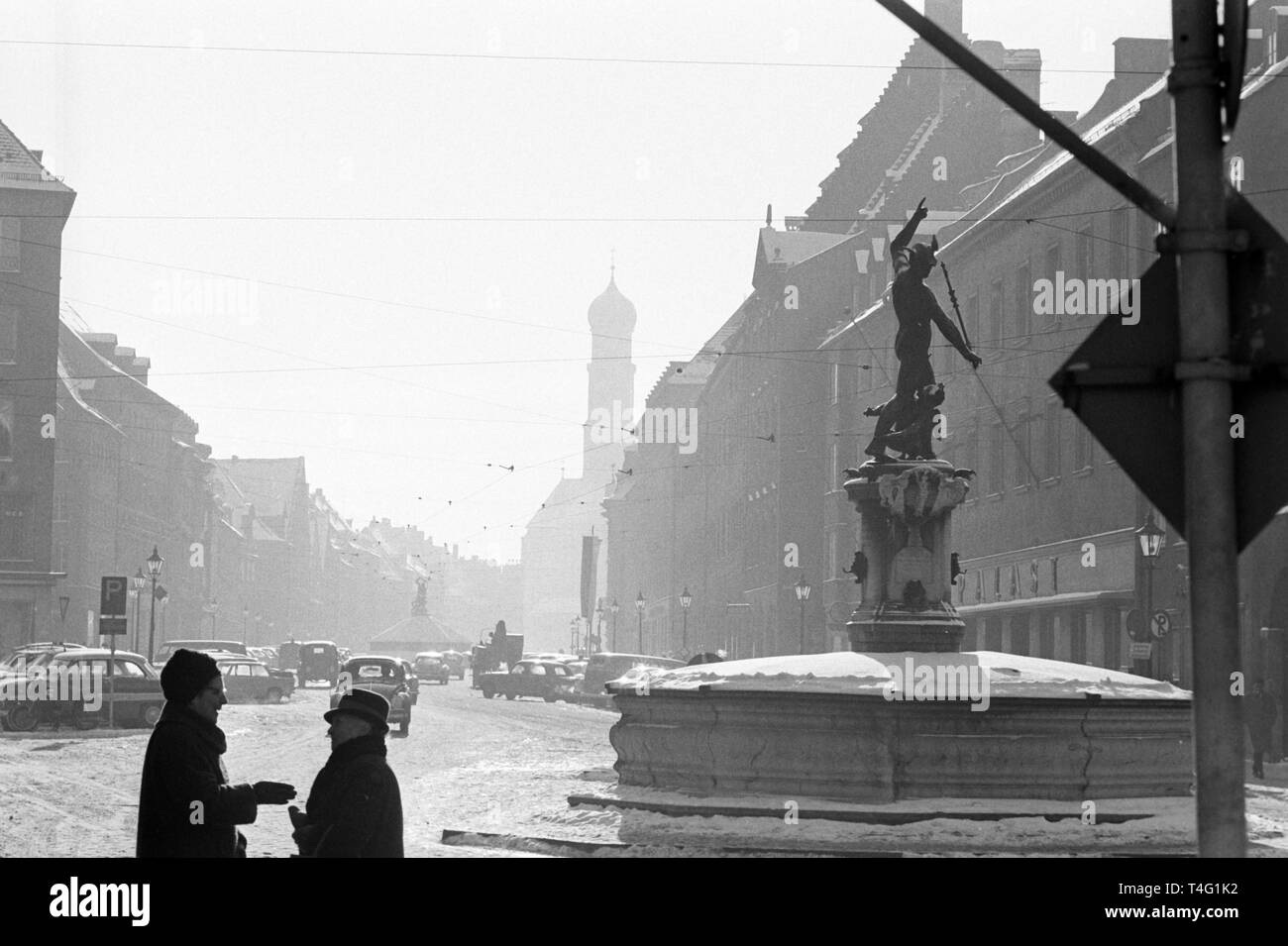 Voir de la neige-couvertes Maximiliansstrasse à Augsbourg (photo d'archives non datée de janvier 1963). Dans le monde d'utilisation | Banque D'Images