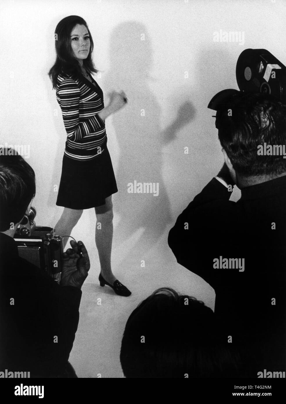 L'actrice britannique Diana Rigg a été d'un séjour à Düsseldorf du 6 au 7 mai 1968 pour la mode et fusillades. Dans le monde d'utilisation | Banque D'Images