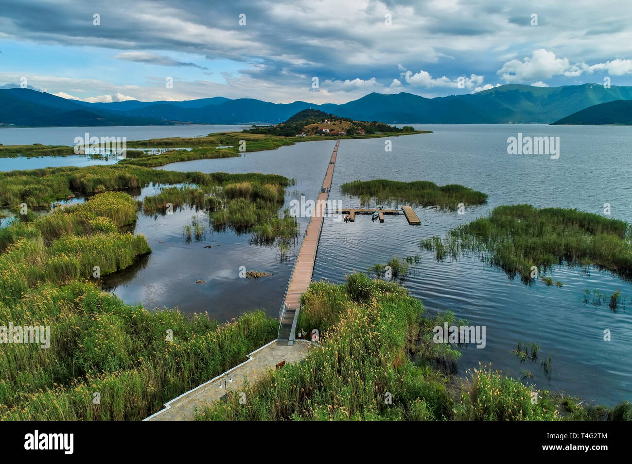 Vue aérienne de l'île d'Agios Achilios, dans le lac de Prespes petit, le nord de la Grèce Banque D'Images