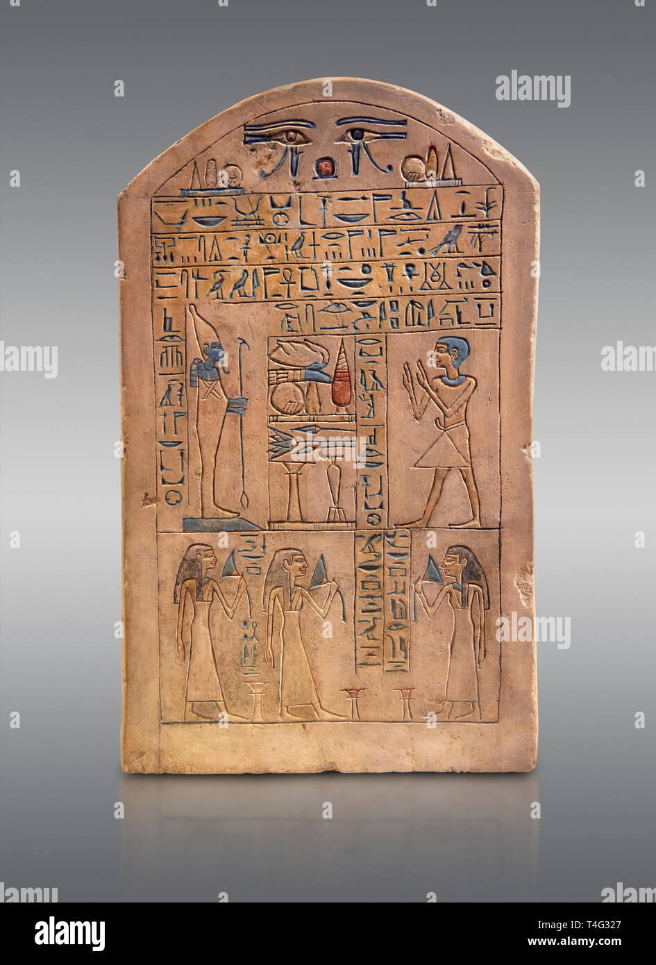 Stèle funéraire en pierre calcaire de l'Égypte ancienne d'Ipepi avec son épouse, mère et sa sœur en face d'Osiris. Moyen Empire, 11e dynastie, 2120-1980 avant JC. Banque D'Images