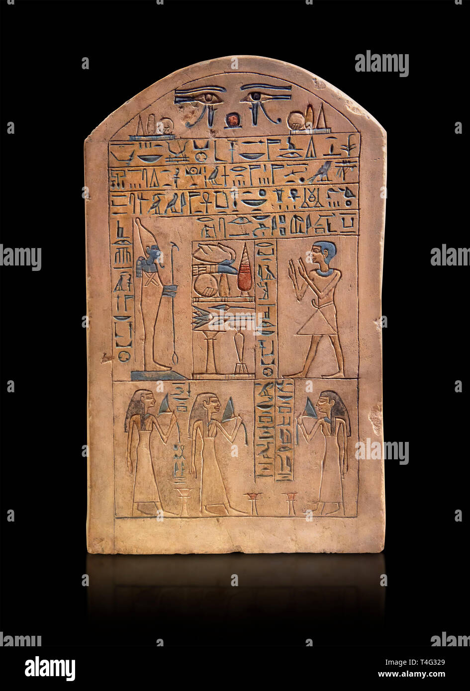 Stèle funéraire en pierre calcaire de l'Égypte ancienne d'Ipepi avec son épouse, mère et sa sœur en face d'Osiris. Moyen Empire, 11e dynastie, 2120-1980 avant JC. Banque D'Images