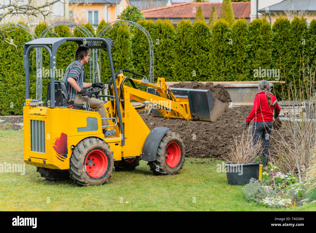 À l'aide d'un terrassement rugueux-chargeur sur roues Banque D'Images