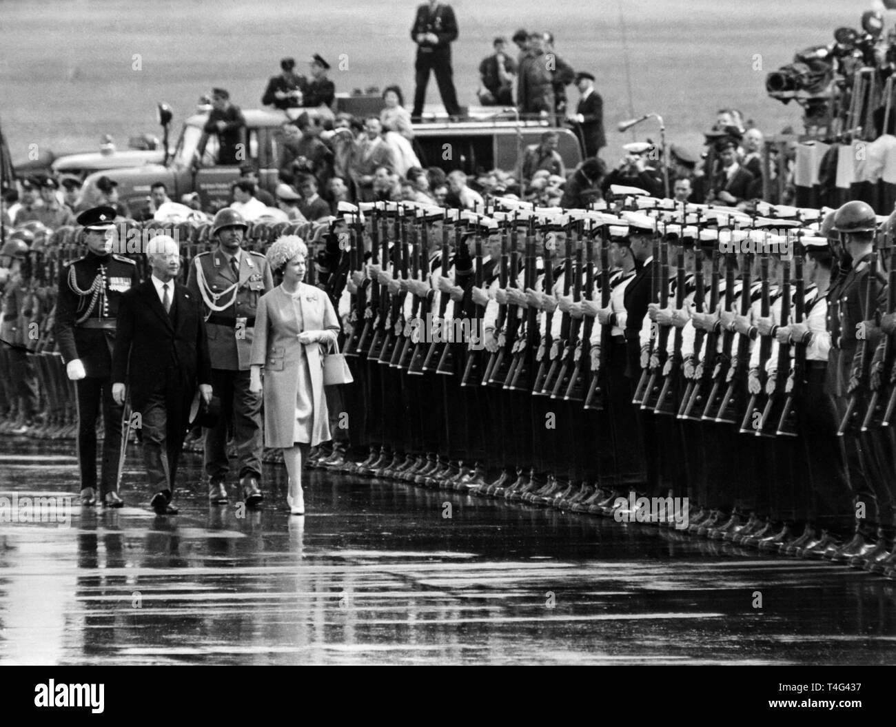 La reine Elizabeth II et le président allemand Heinrich Lübke passez devant la formation d'honneur à l'aéroport Cologne-Bonn de Wahn le 18 mai 1965. Dans le monde d'utilisation | Banque D'Images