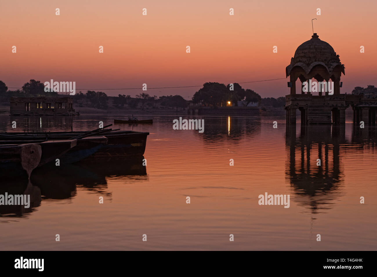 JAISALMER, INDE, le 2 novembre 2017 : avant le lever du soleil sur le lac Gadsisar dans Jaisalmer Banque D'Images