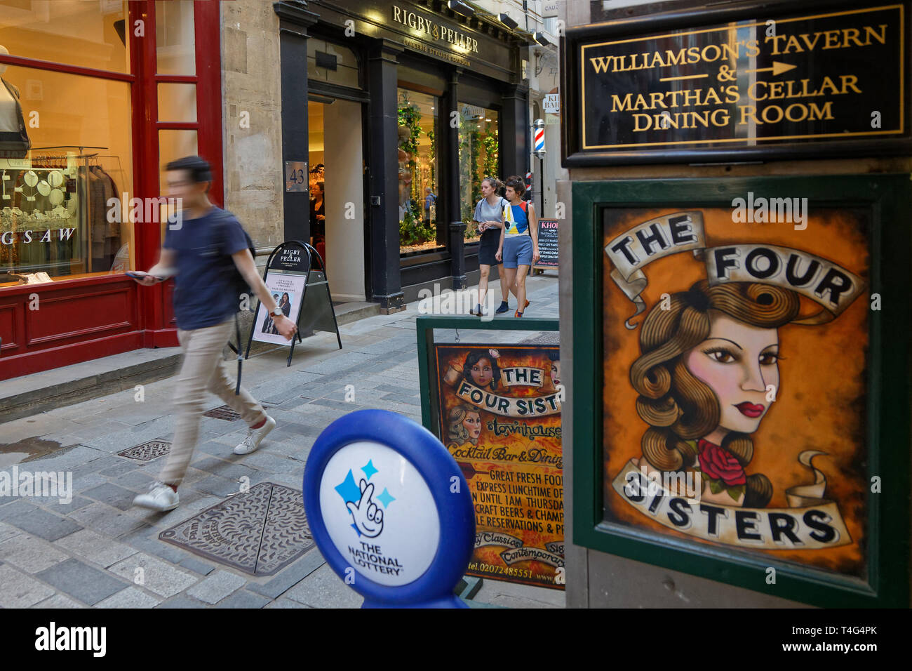 Londres, Grande-Bretagne, le 20 avril 2018 : pubs traditionnels dans les rues de la capitale britannique. Banque D'Images