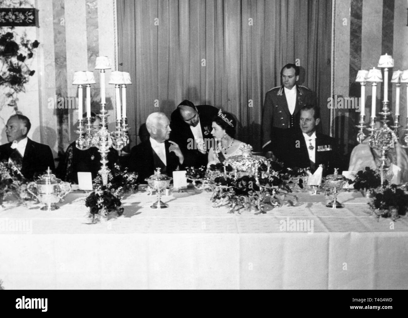 La reine Elizabeth II lors d'une conversation avec son invité Heinrich Luebke Président fédéral au cours d'un gala au Petersberg Koenigswinter Hotel dans les environs de Bonn le 19 mai 1965. Le prince Philip, époux de la Reine, est assis à côté d'elle (R). Dans le monde d'utilisation | Banque D'Images