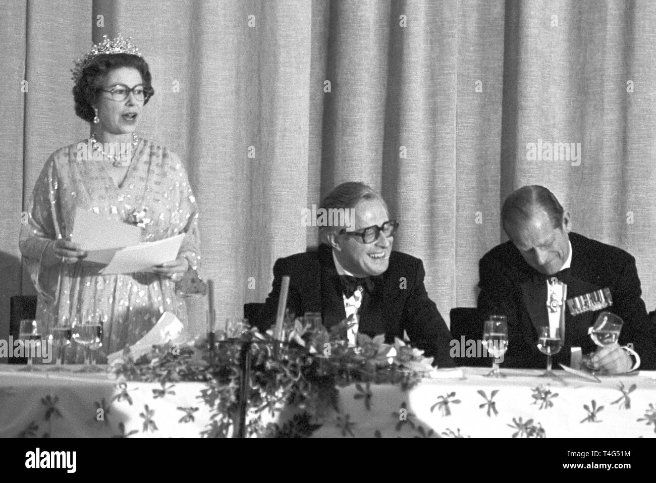 La reine Elizabeth II donne un discours à l'occasion d'un dîner de gala à l'État Chancellerie à Mayence le 23 mai 1978. Bernhard Vogel, Premier Ministre de Norvège, est assis au centre et le Prince Philippe est assis sur la droite. Dans le monde d'utilisation | Banque D'Images