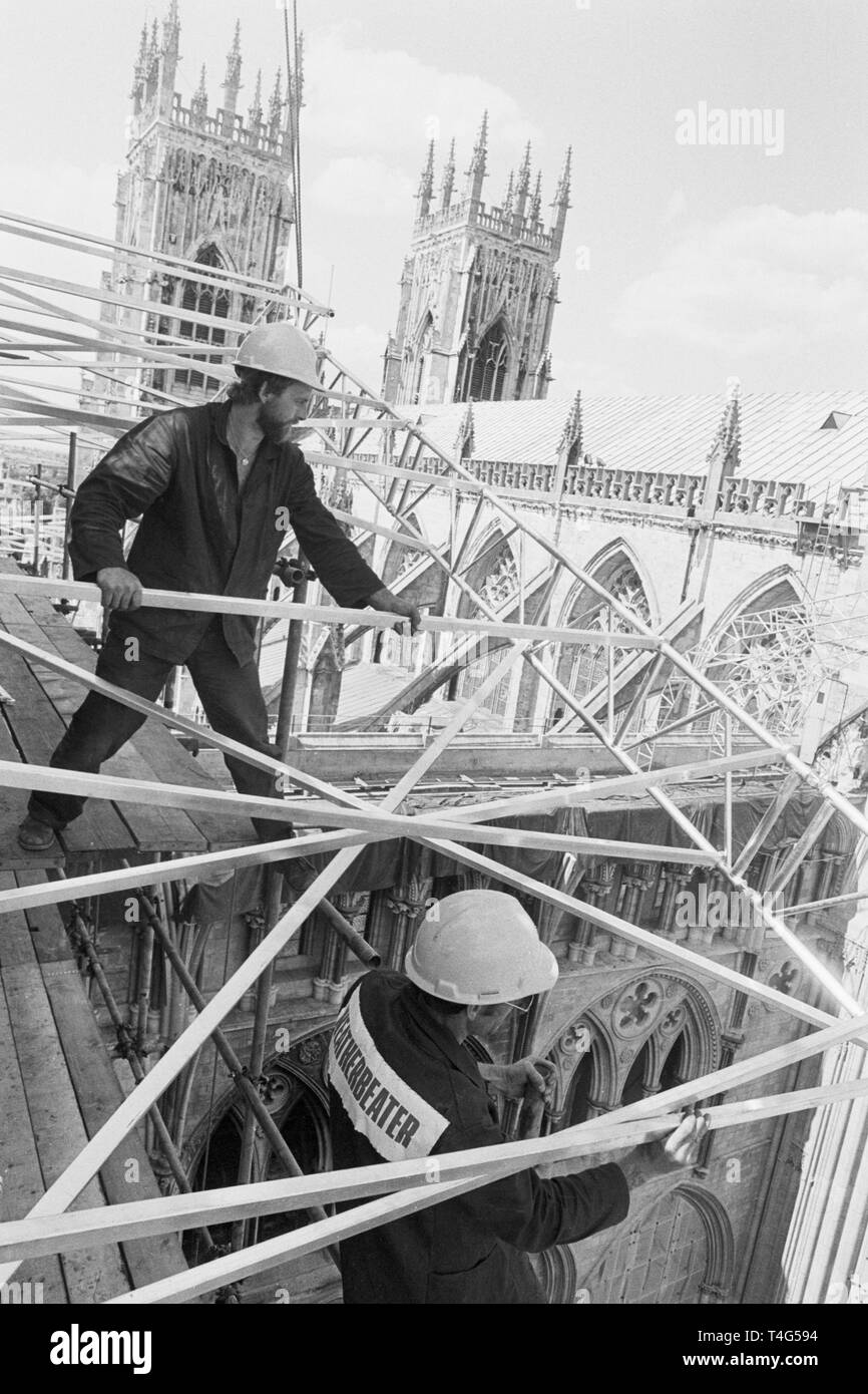 La première des deux toits en aluminium temporaire d'être montées sur le transept sud de la cathédrale. Banque D'Images