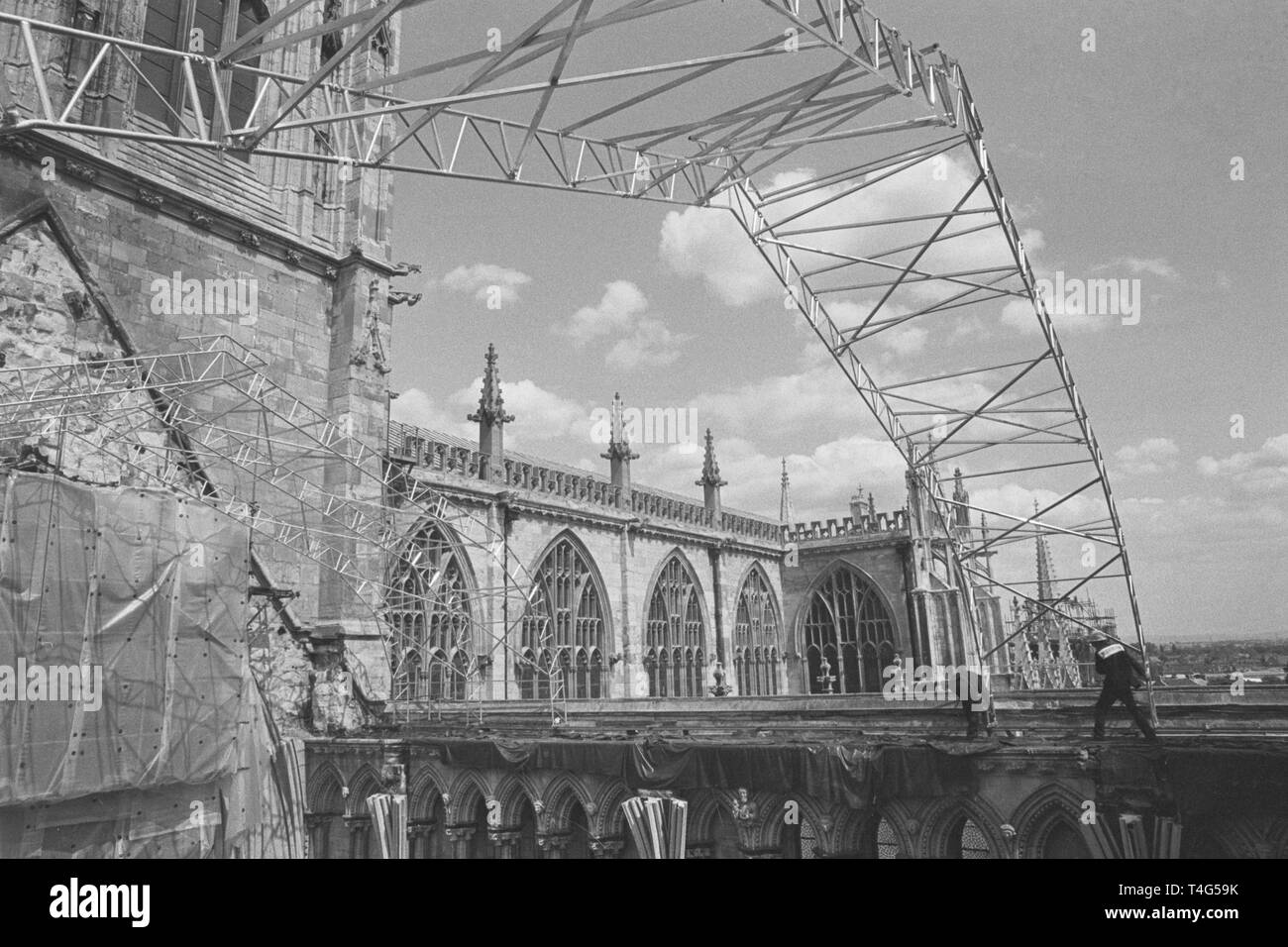 Les courbes en aluminium moderne sur fond de la cathédrale de York, où des ouvriers déplacé une structure temporaire en position.La première de deux toits en aluminium temporaire sont en cours d'installation sur le croisillon sud après l'incendie. Banque D'Images