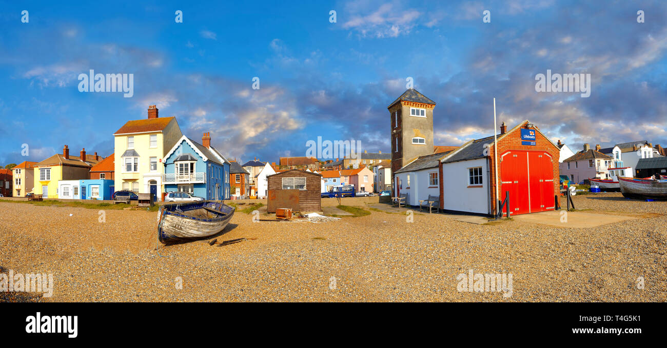 Maisons du front de mer et sur l'baist fushing plage de galets d'Aldeburgh, Suffolk, Angleterre Banque D'Images