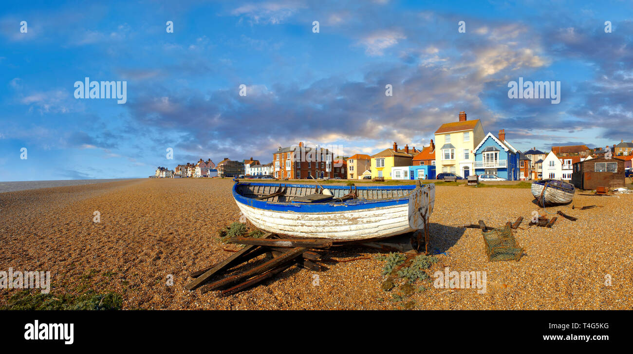 Maisons du front de mer et sur l'baist fushing plage de galets d'Aldeburgh, Suffolk, Angleterre Banque D'Images