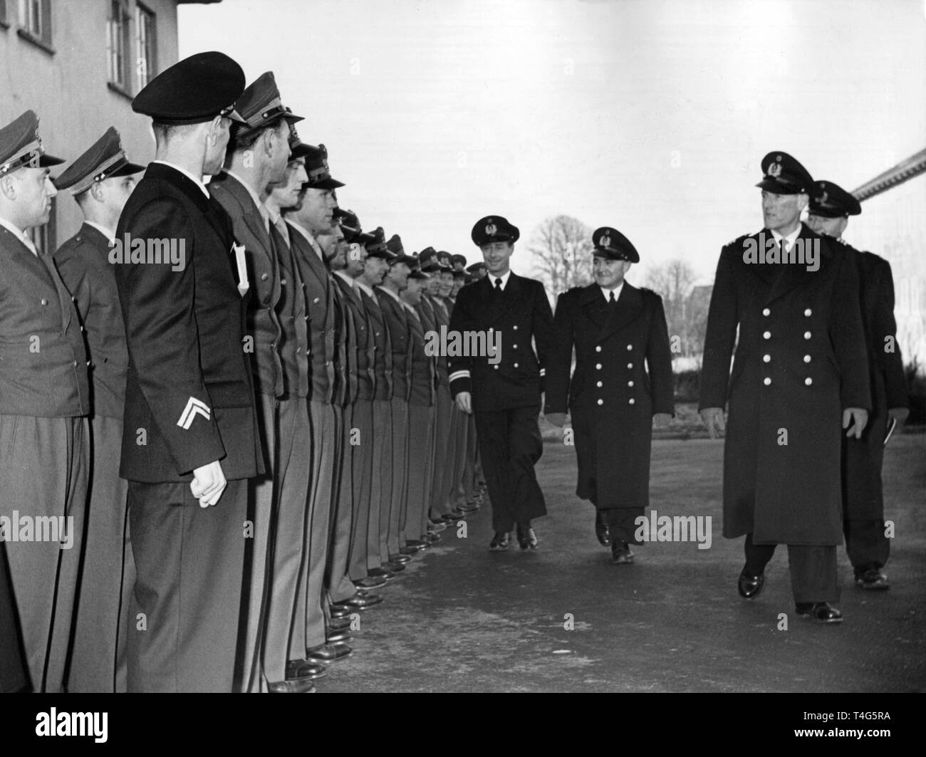Der Chef der ersten, Marine-Lehrkompanie Korvettenkapitän Reschke, schreitet am 02.01.1956 in der Ebkeriege-Kaserne Offizieren à Wilhelmshaven mit seinen ersten Marinesoldaten avant die der der Bundeswehr ab. Die erste 'Lehrkompanie' der Kriegsmarine der Bundesrepublik Deutschland une rückte diesem Tag en garnison à Wilhelmshaven ihre ein. Es handelt sich um 140 Mann aus dem gesamten Bundesgebiet. Dans le monde d'utilisation | Banque D'Images